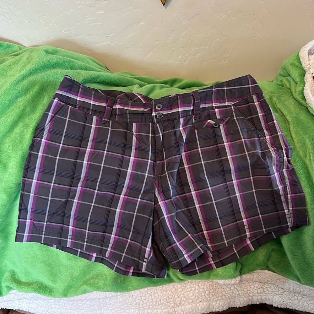 Columbia shorts back and front pockets excellent shape